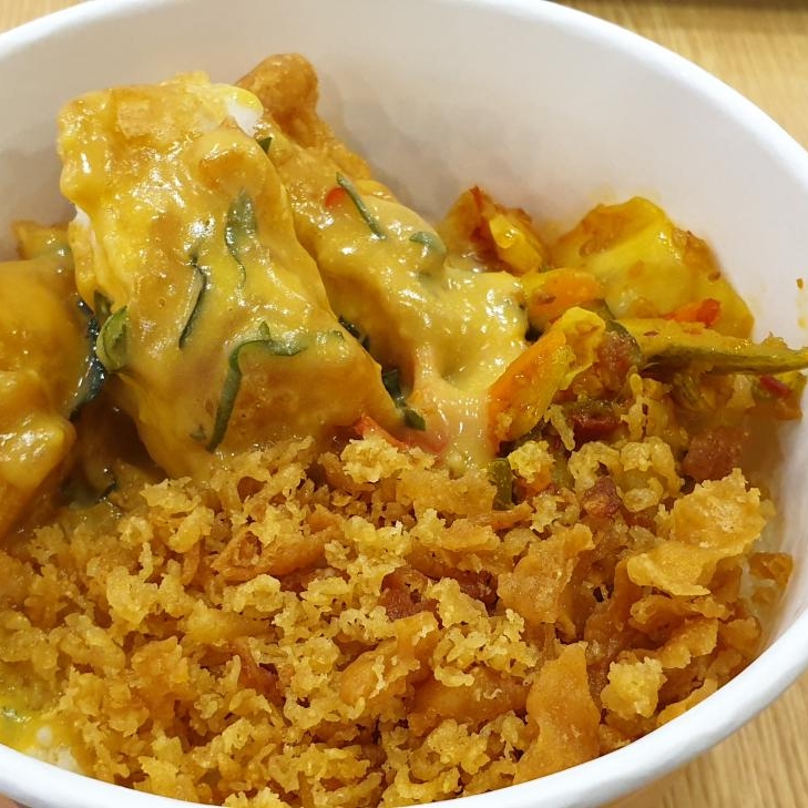 Rice bowl with chicken in salted egg